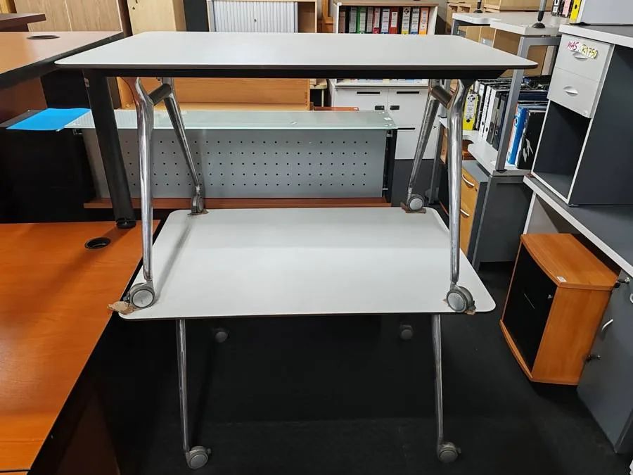 Flip-Top Training Tables on Castors